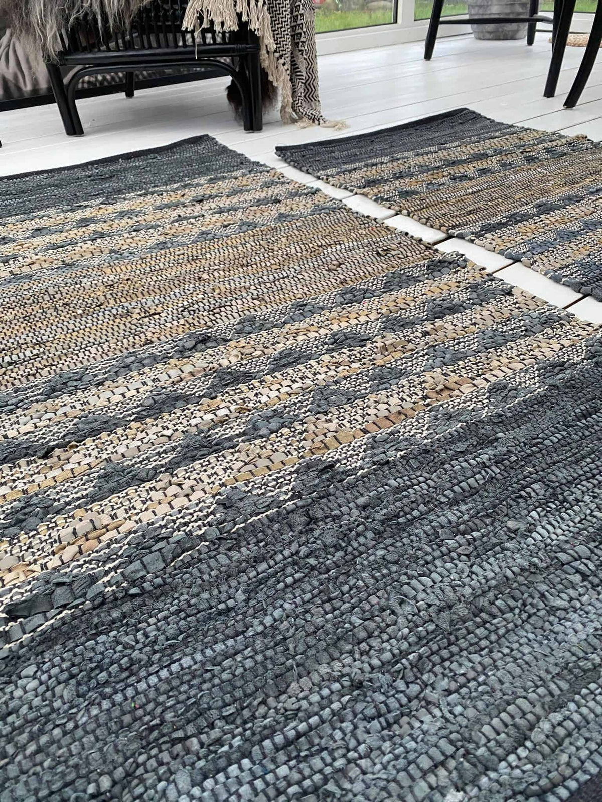 Gulvtæppe i skind - grå/blå med natur mønster - 70x140 - VIAMAJA.DK
