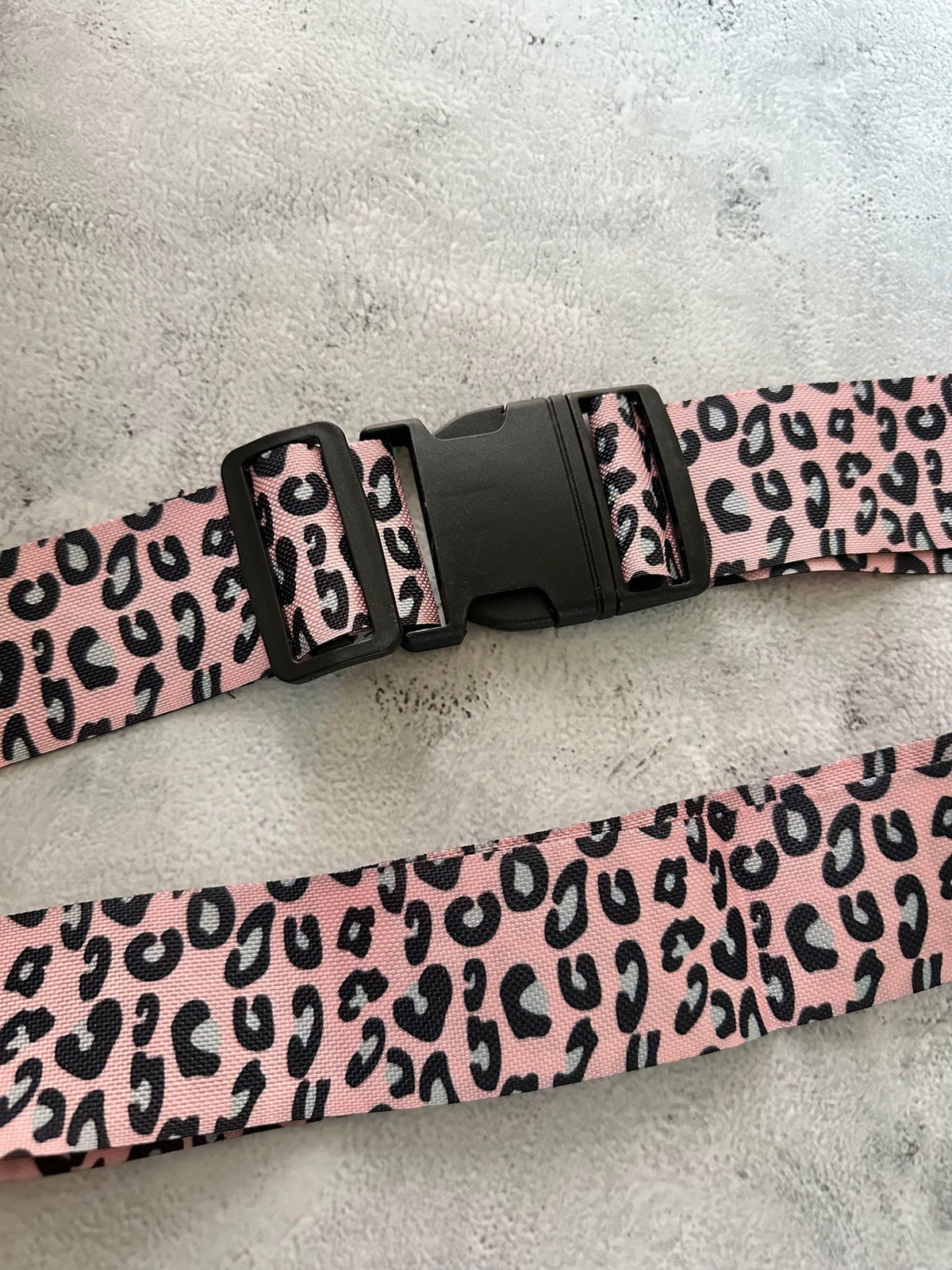 Kuffertbånd – Pink leopard - VIAMAJA.DK