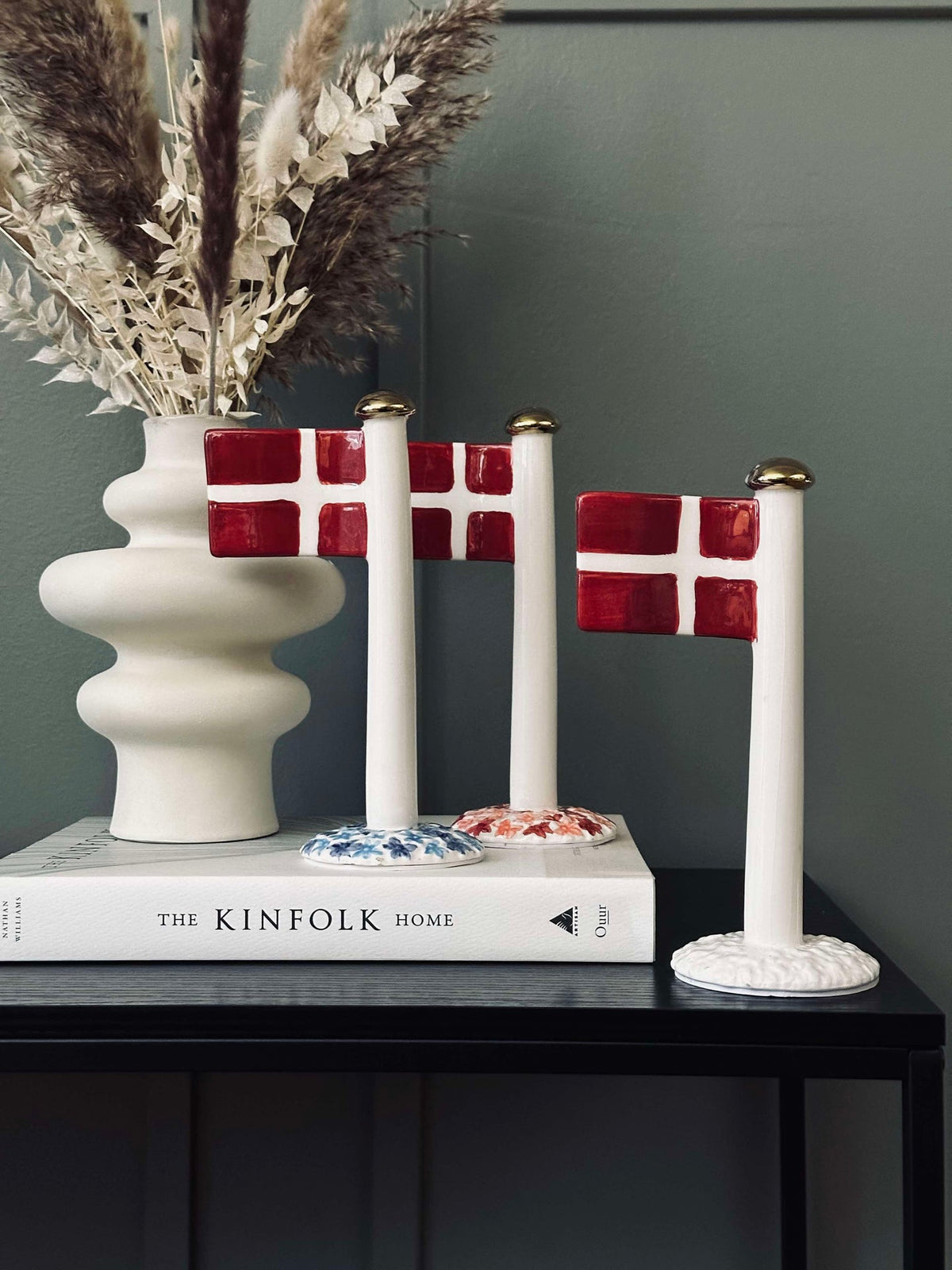 Flagg keramikk – Dannebrog m. rosa fot