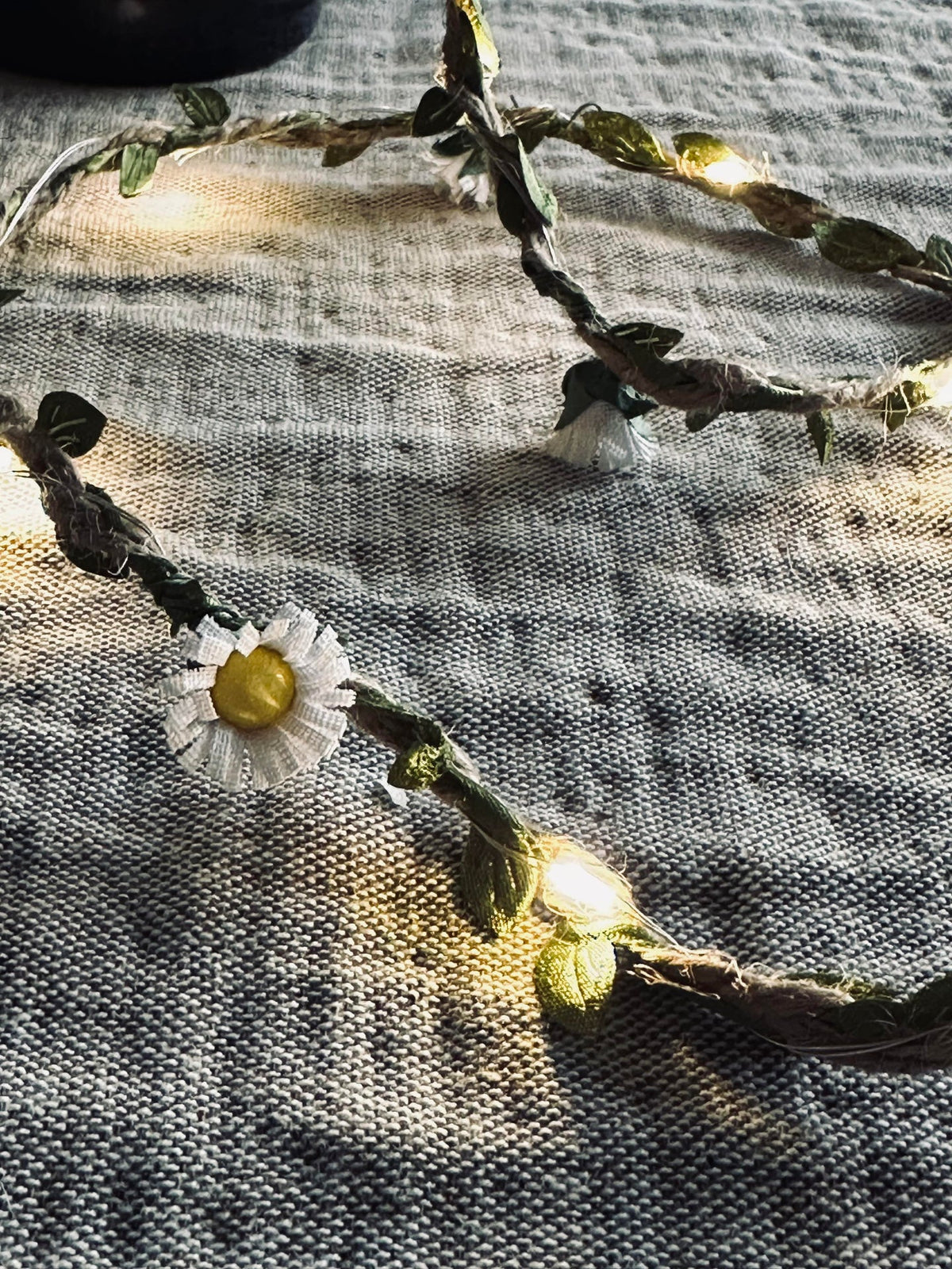 Lyslenke med blader og blomster