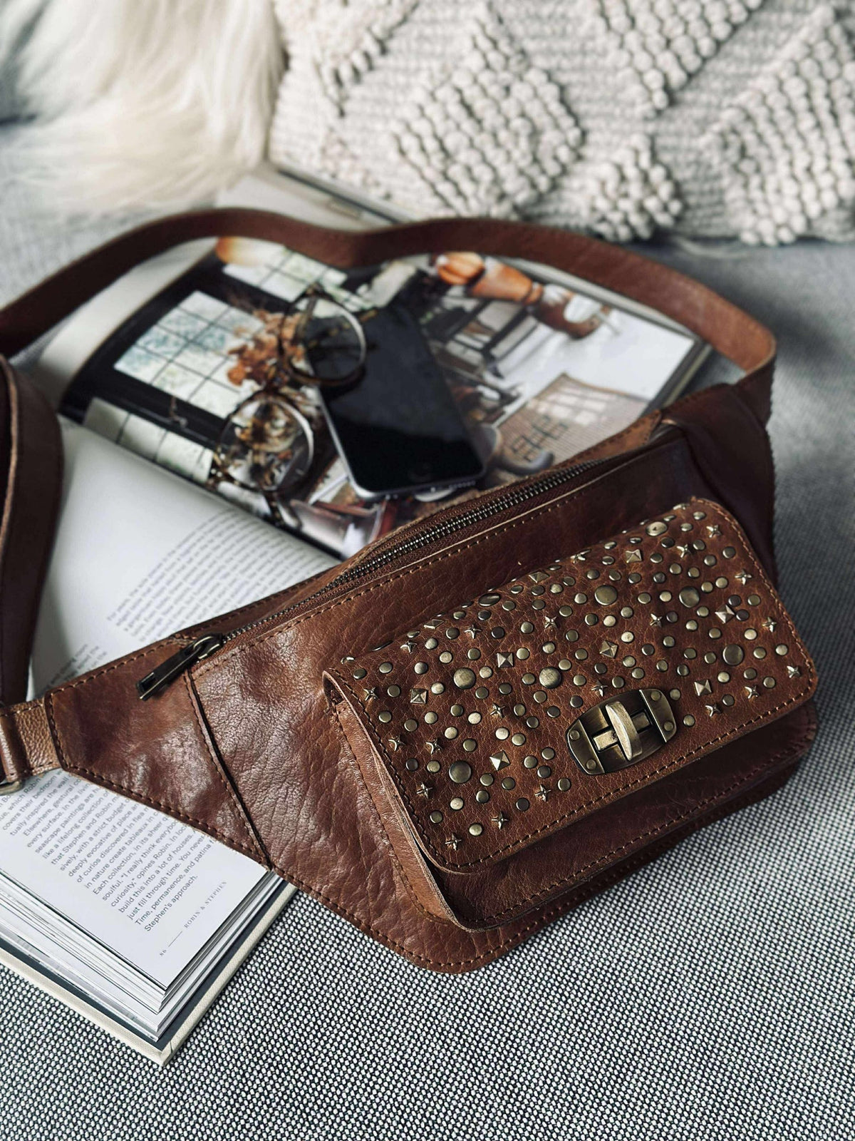 Bumbag med nitter - Cognac