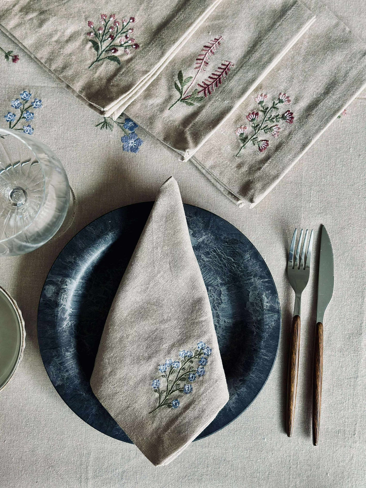 Munnservietter flower broderi - Pakke med 4 stk