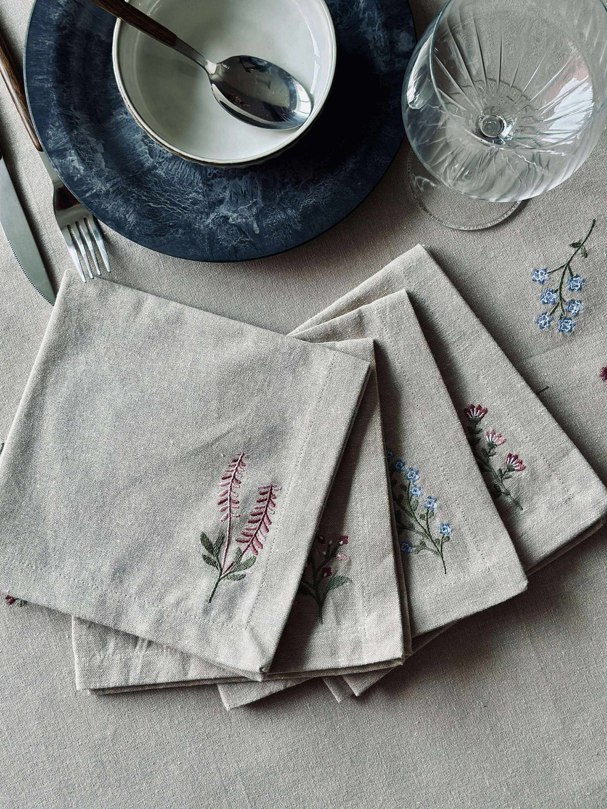 Munnservietter flower broderi - Pakke med 4 stk