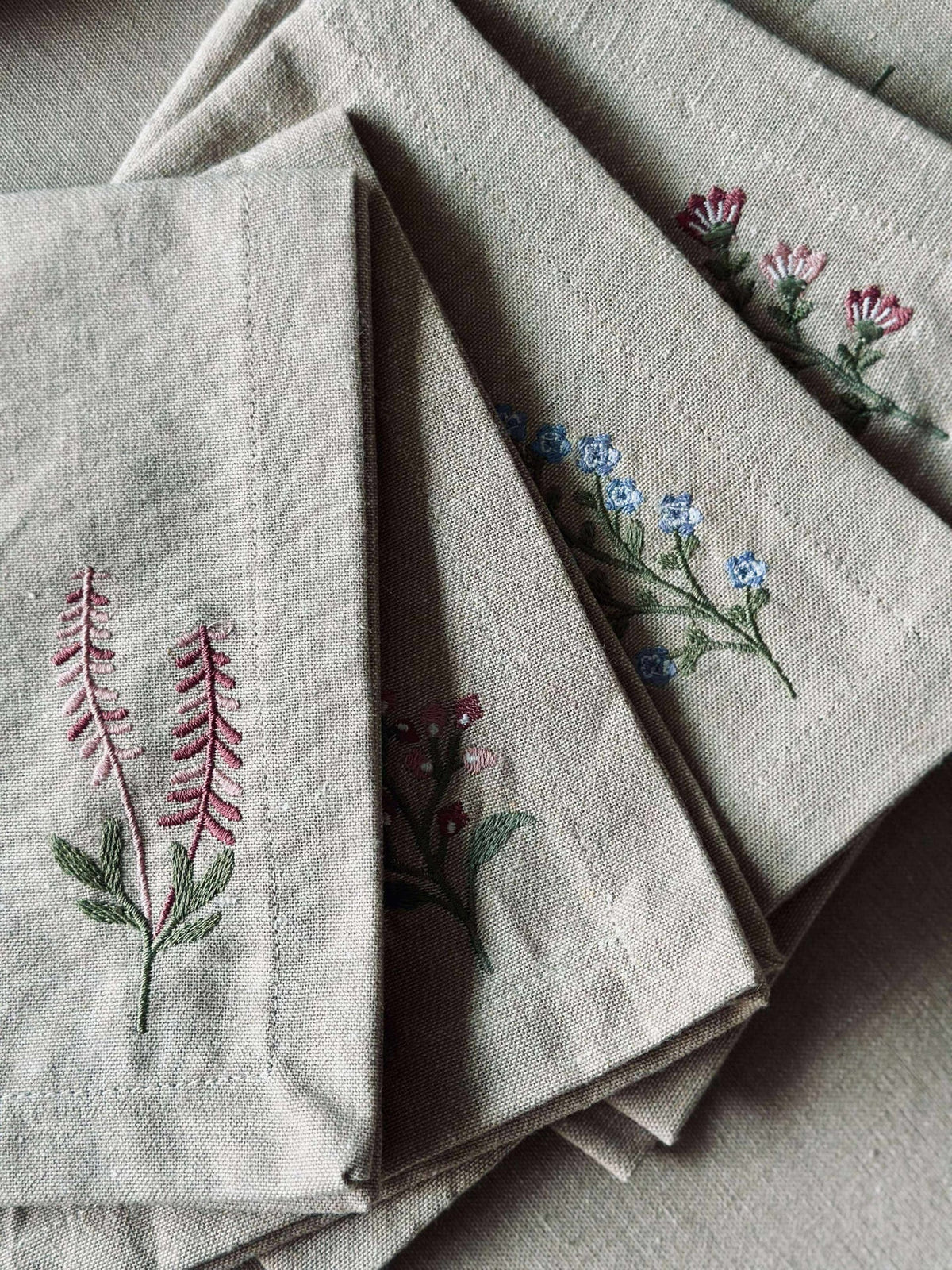 Munnservietter flower broderi - Pakke med 4 stk