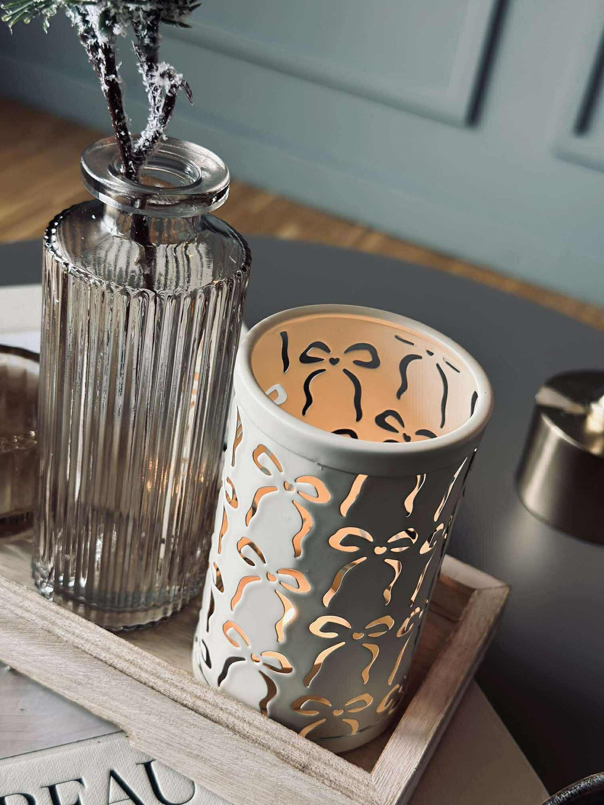 Brett med lysestaker og vase