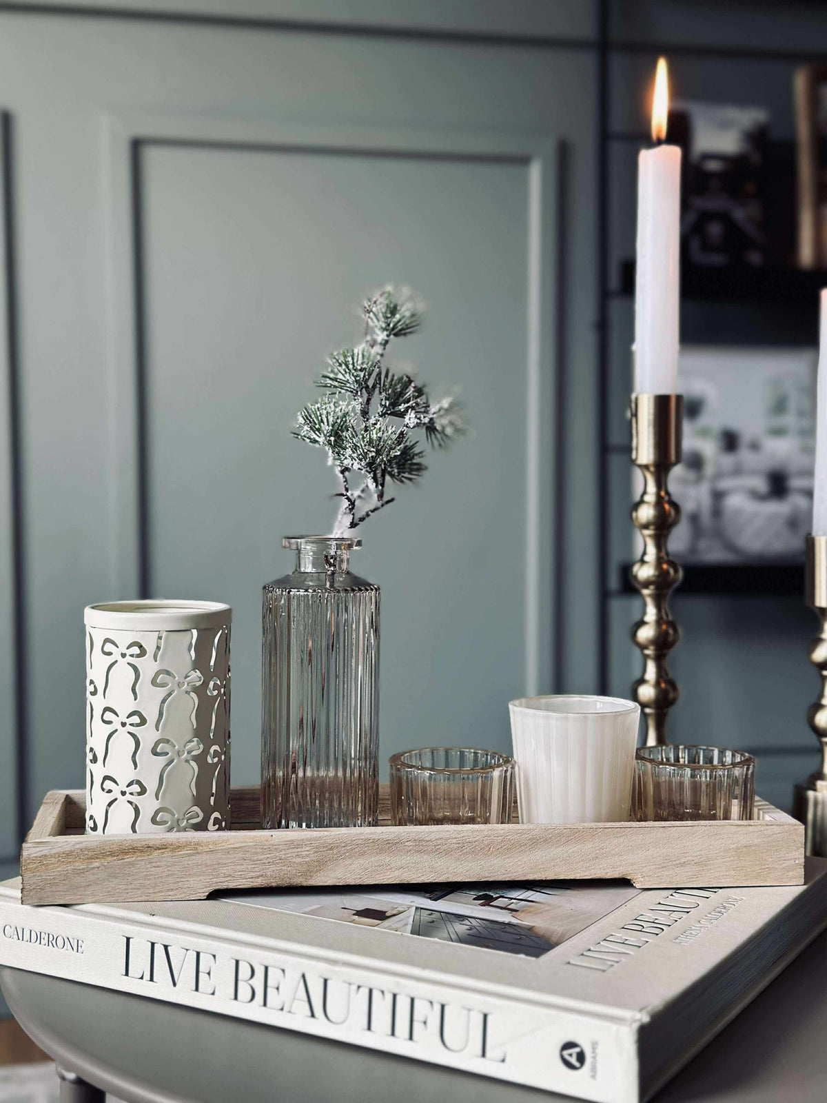 Brett med lysestaker og vase