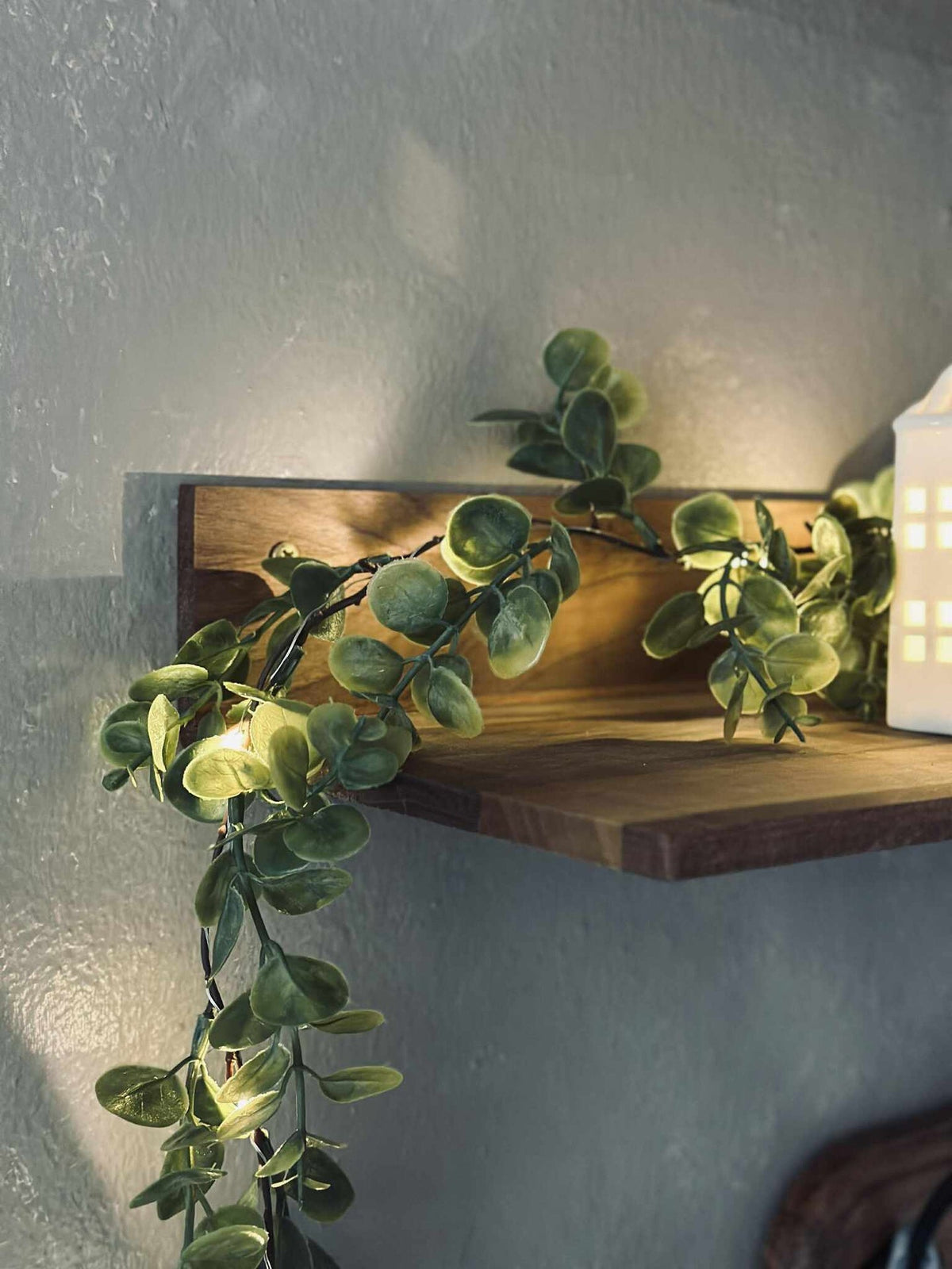 Lyskjede med grønne eucalyptus-blader
