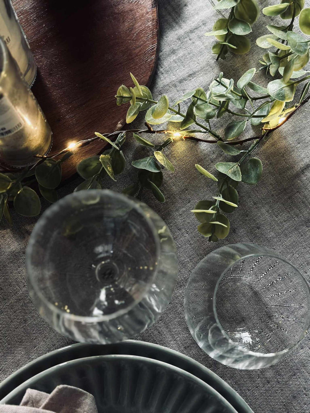 Lyskjede med grønne eucalyptus-blader