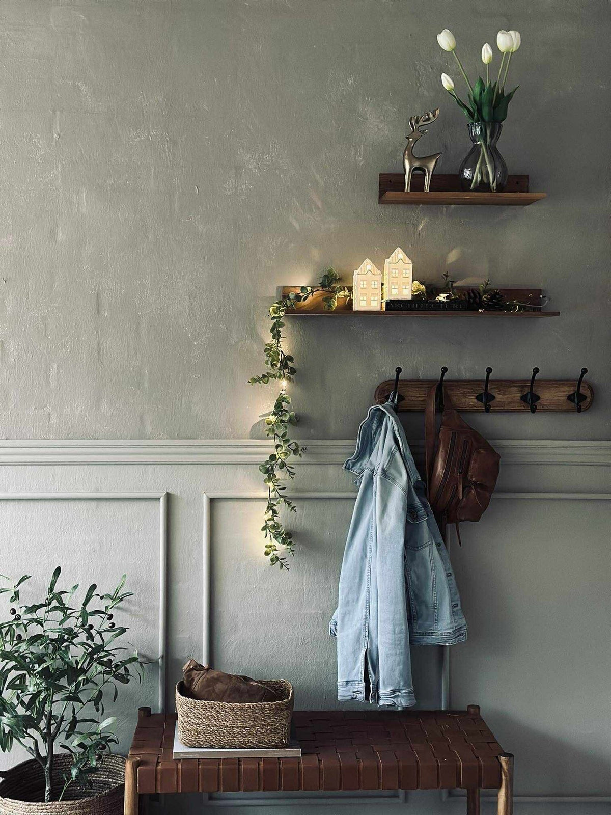 Lyskjede med grønne eucalyptus-blader