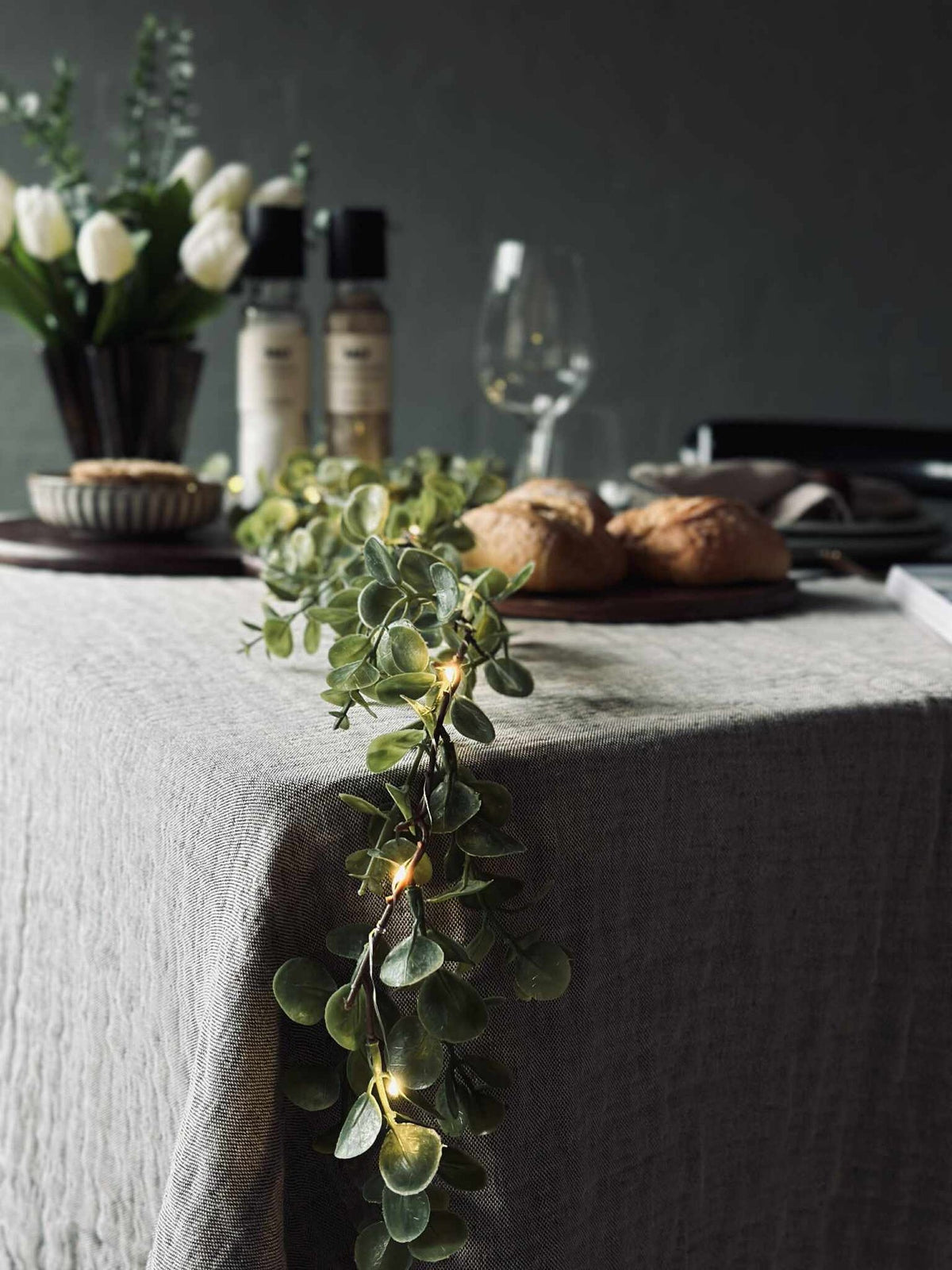 Lyskjede med grønne eucalyptus-blader