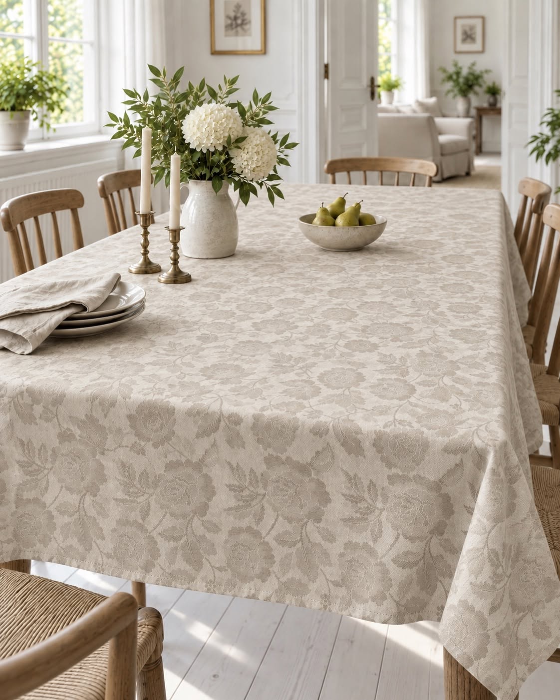Dug JACQUARD blomst i sandfarve på bord i stue med levende lys