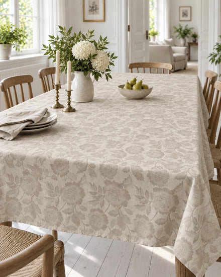 Dug JACQUARD blomst i sandfarve på bord i stue med levende lys