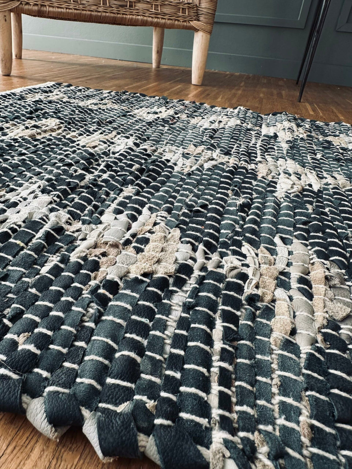 Gulvteppe i flettet skinn – 60x90 cm