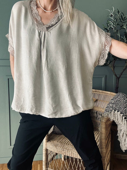 Bluse med blonde – Beige oversize - VIAMAJA.DK