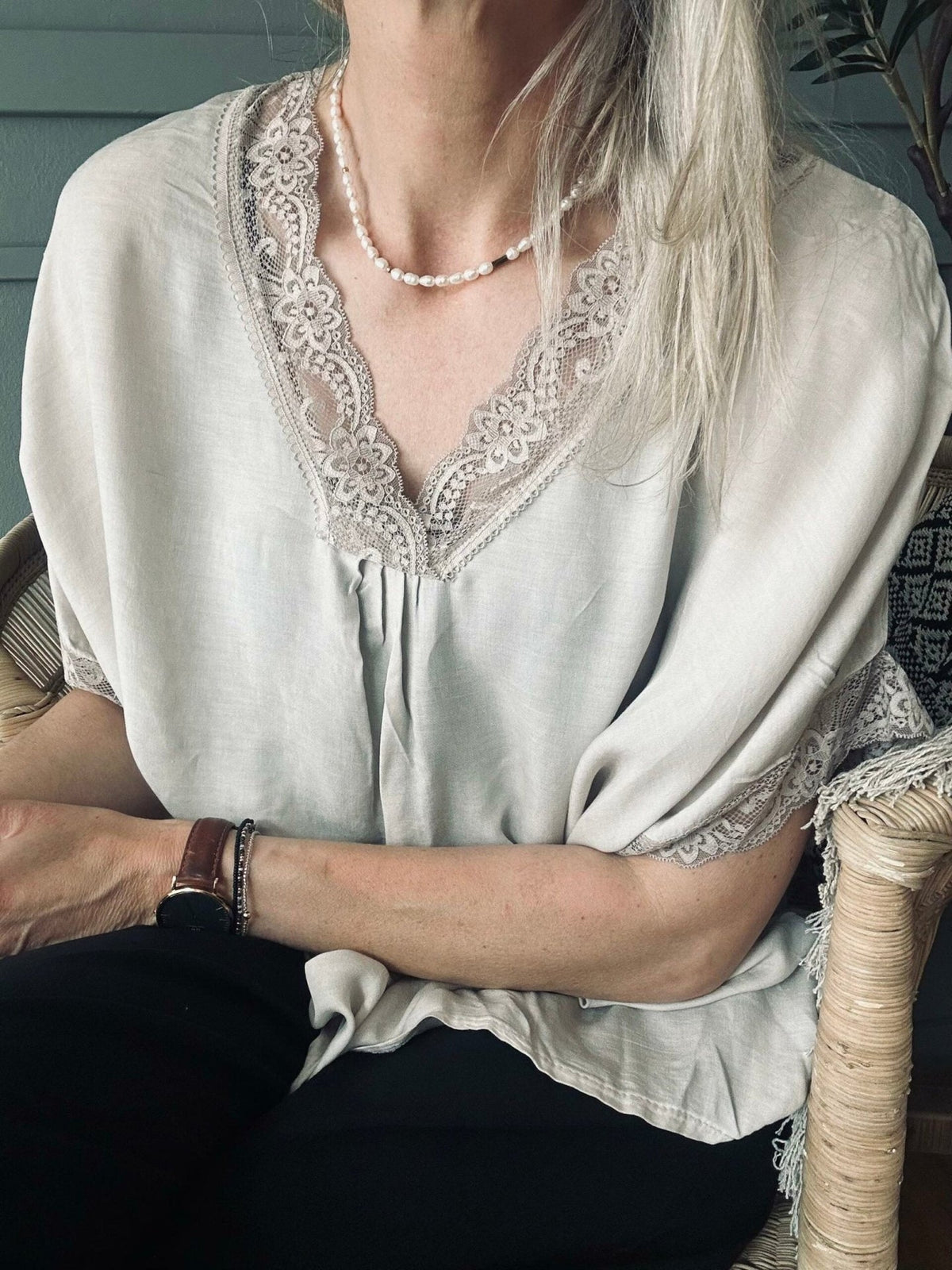 Bluse med blonde – Beige oversize - VIAMAJA.DK