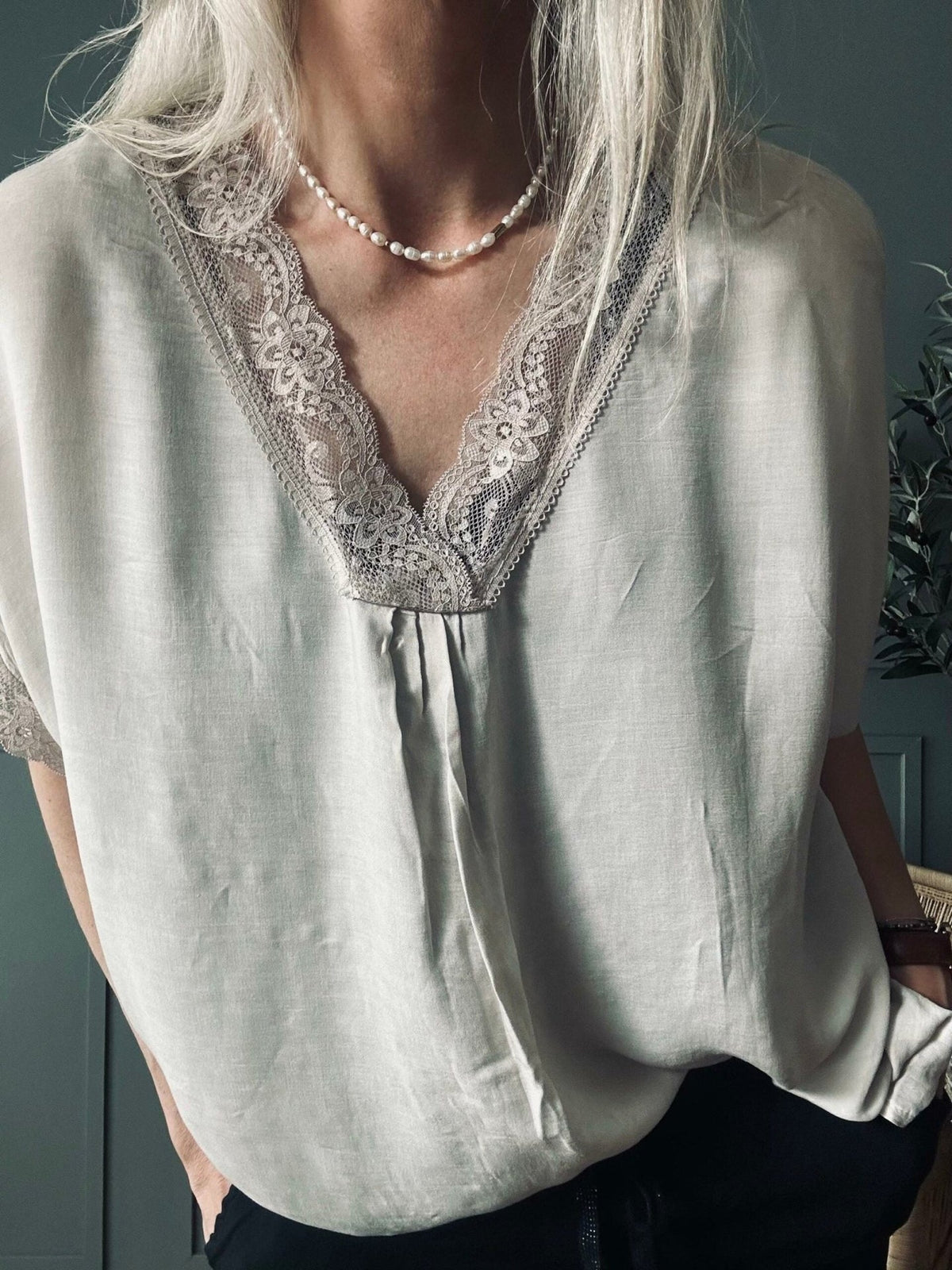 Bluse med blonde – Beige oversize - VIAMAJA.DK
