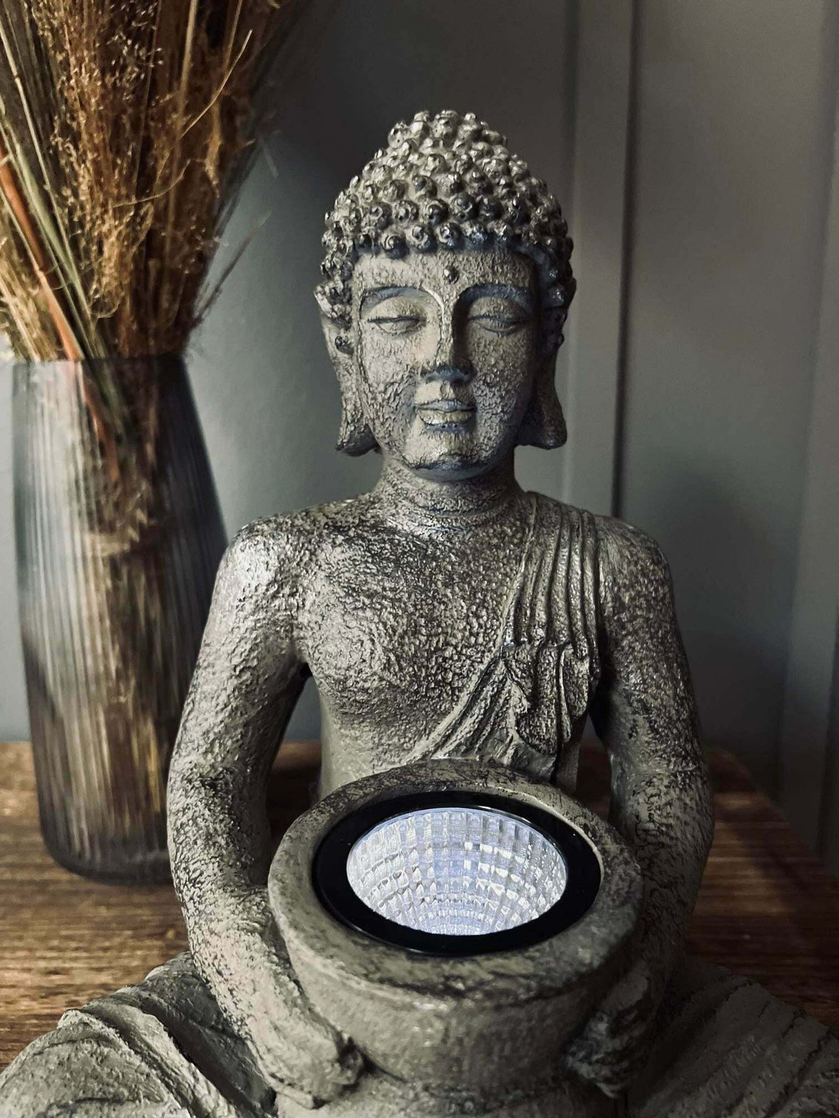 Buddha med solceller - VIAMAJA.DK