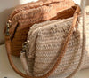 Clutch / skinnveske VERA flettet mønster - Sand