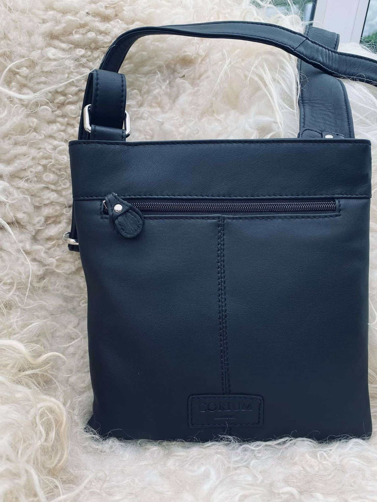 Crossbody GRY - Sort ultra blødt kalveskind - VIAMAJA.DK