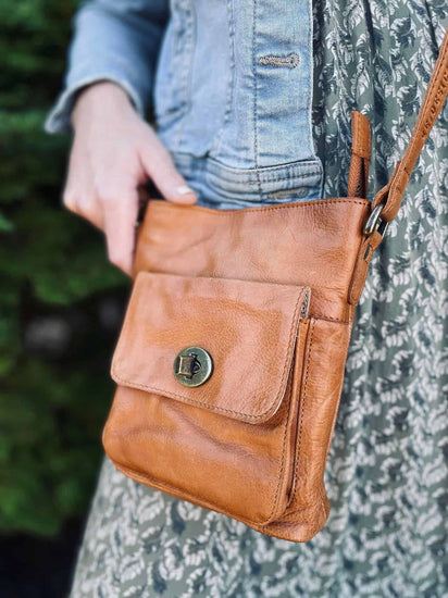 Crossbody MAY – Cognac - VIAMAJA.DK