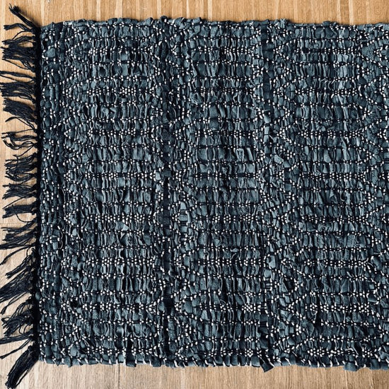 Gulvtæppe i flettet skind – 60x90cm - VIAMAJA.DK