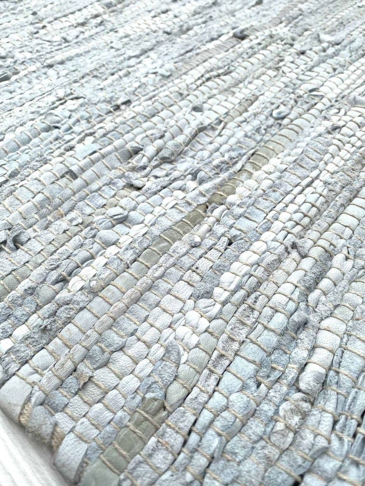 Gulvtæppe i lys grå skind - 70x200cm - VIAMAJA.DK