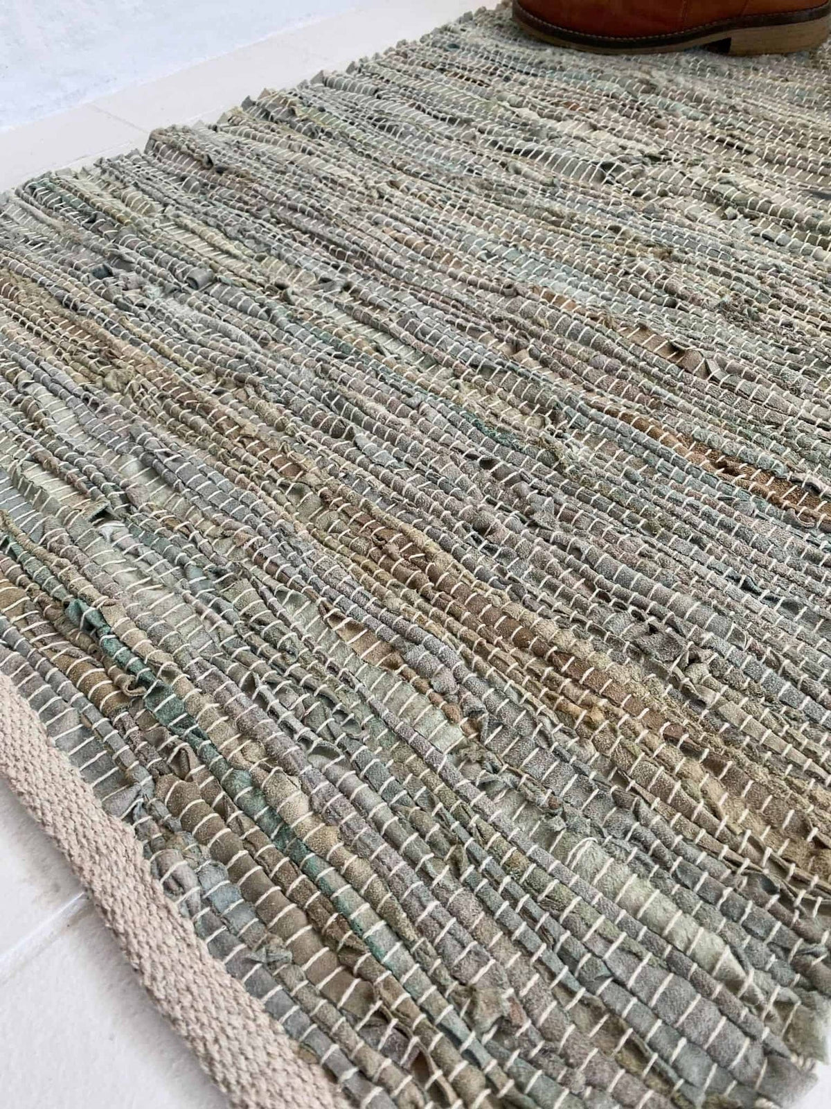 Gulvtæppe i skind – Duset grøn - 70×140 - VIAMAJA.DK