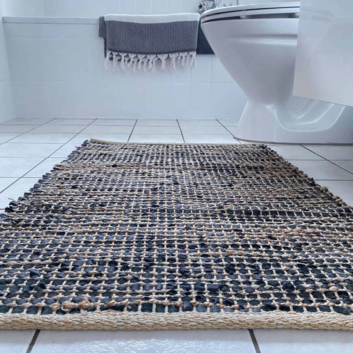 Gulvtæppe i skind og jute / bademåtte – 60x90cm - VIAMAJA.DK