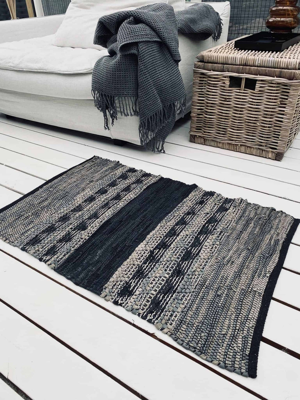 Gulvtæppe i skind – Sort mønster – 60x90cm - VIAMAJA.DK