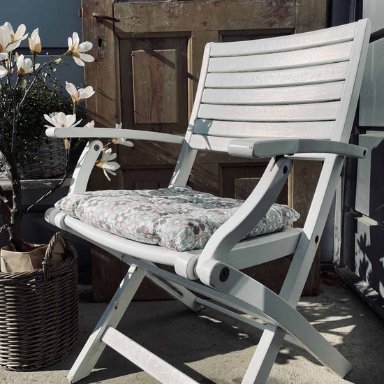 Havehynde futon – blomst lyseblå/sand – 40×40 - VIAMAJA.DK