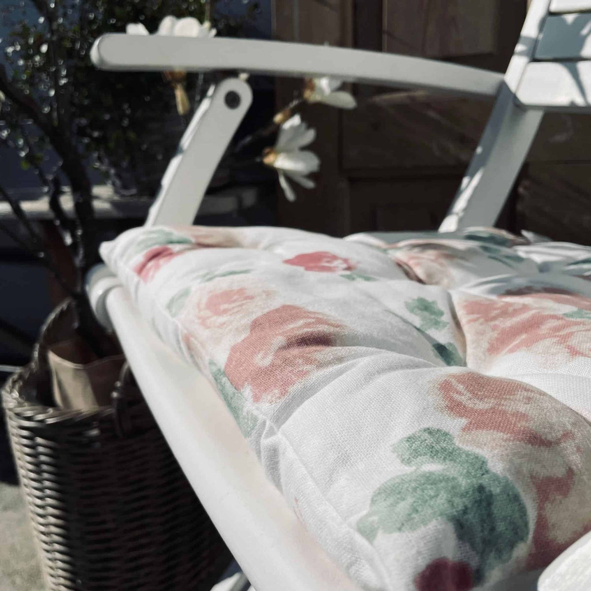 Havehynde futon – Store blomster 40×40 - VIAMAJA.DK