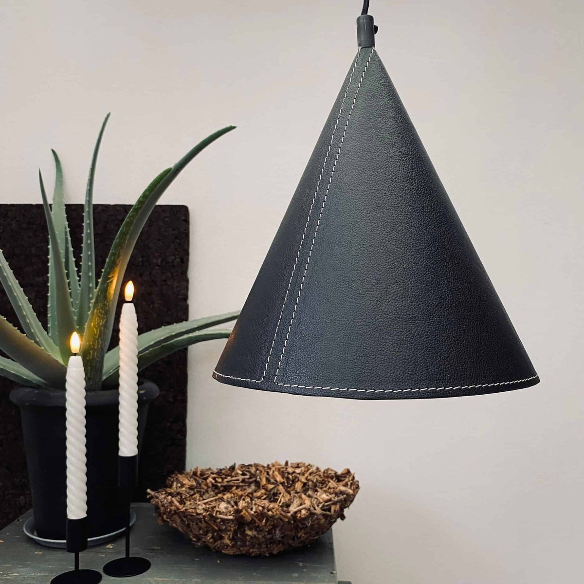 Lampe "kegle" Læder look Sort - VIAMAJA.DK