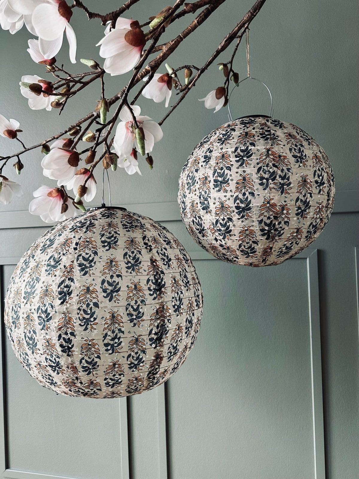 Lampe med solceller – Flower Beige dia 40cm - VIAMAJA.DK