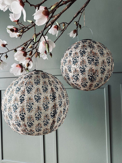 Lampe med solceller – Flower Beige dia 40cm - VIAMAJA.DK