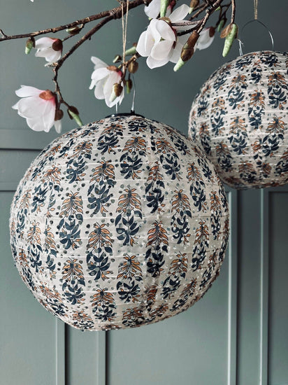 Lampe med solceller – Flower Beige dia 40cm - VIAMAJA.DK