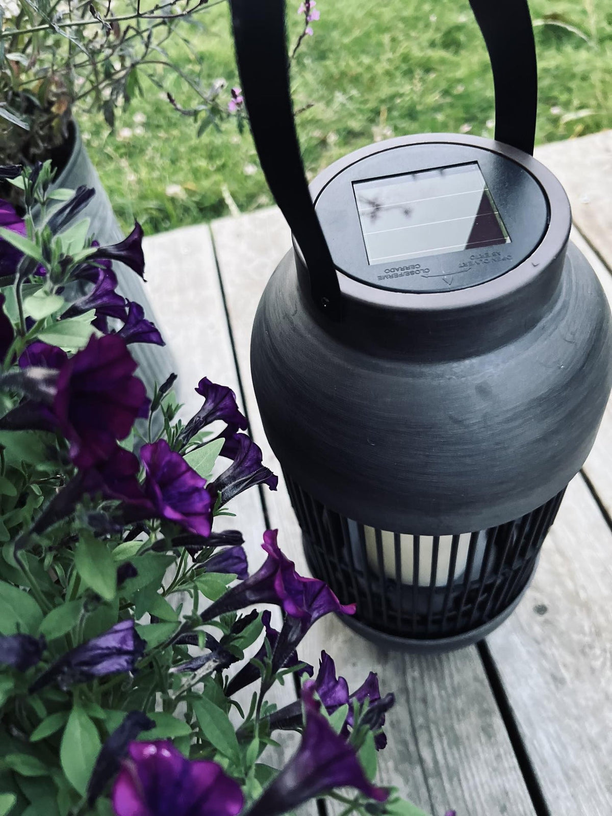 Lanterne med solceller Rattan Høj – Grå - VIAMAJA.DK