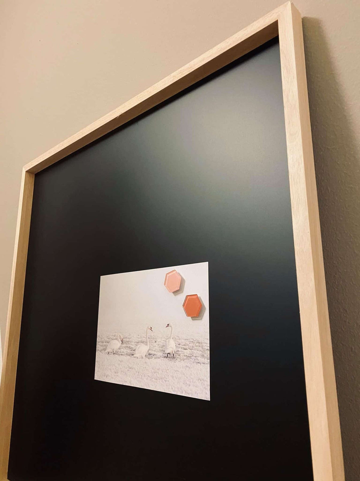 MAGNETISK KRIDT TAVLE MED TRÆRAMME - 60x60cm - VIAMAJA.DK