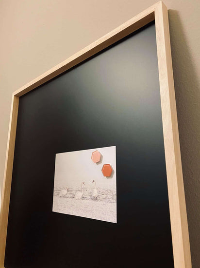 MAGNETISK KRIDT TAVLE MED TRÆRAMME - 60x60cm - VIAMAJA.DK