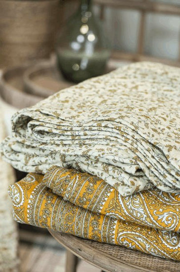 Quilt lysegul base m/gult bladmønster - VIAMAJA.DK
