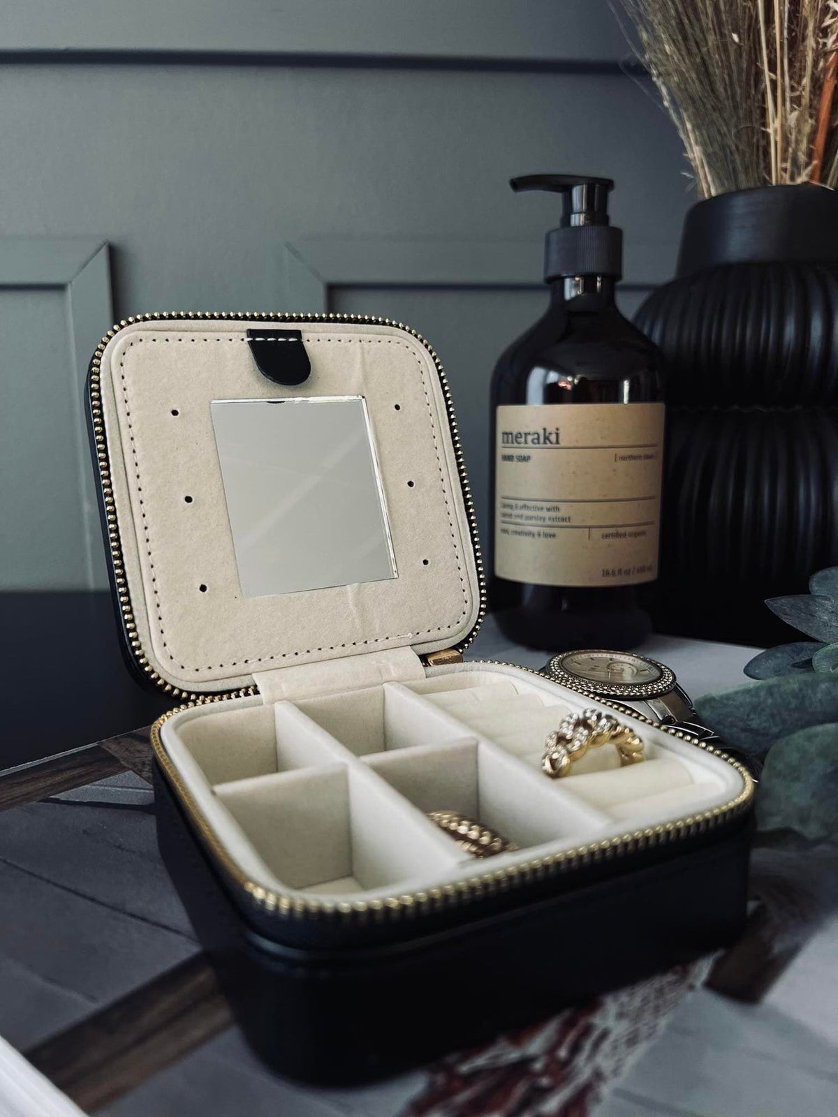 Smykkebox i sort og guld - Quilt - VIAMAJA.DK