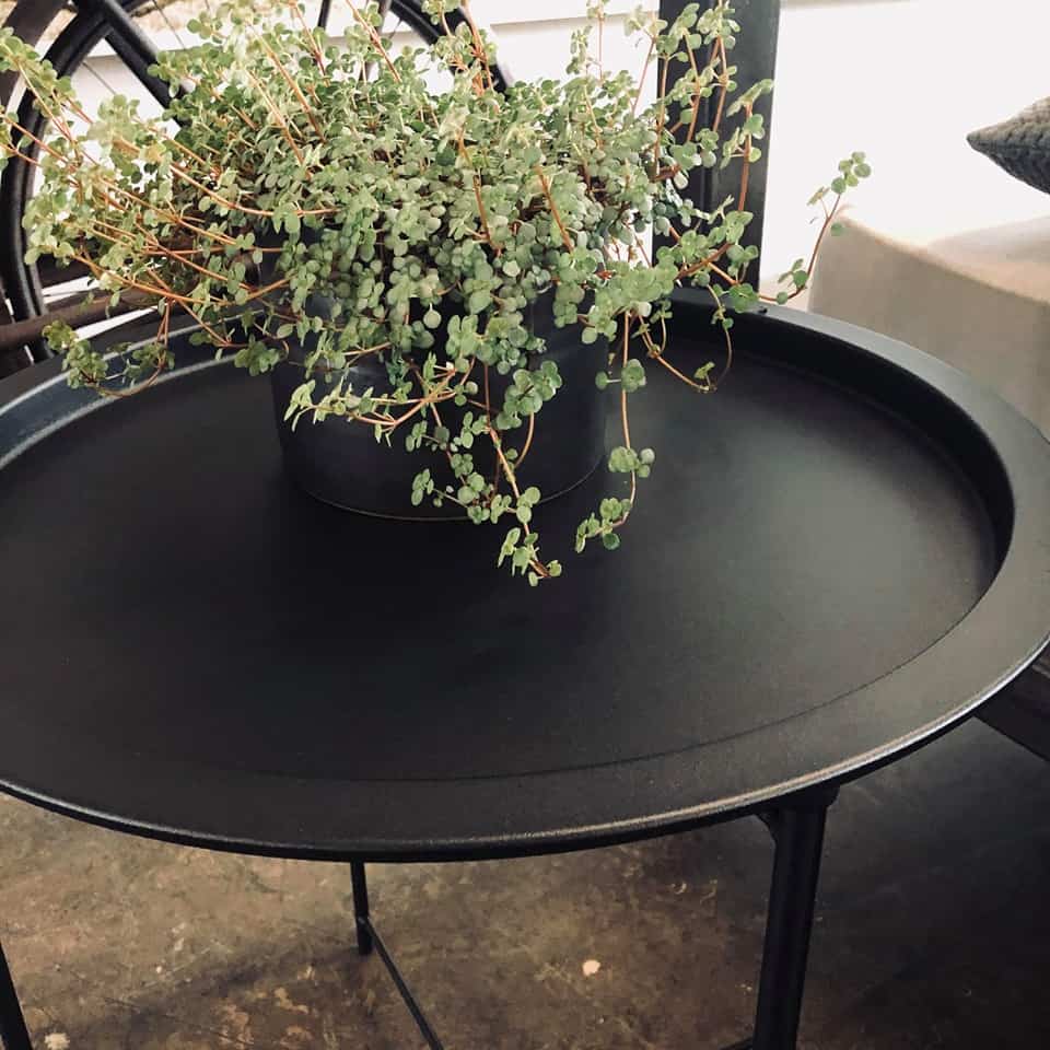 Stilrent bord i sort pulverlakeret metal  - VIAMAJA.DK