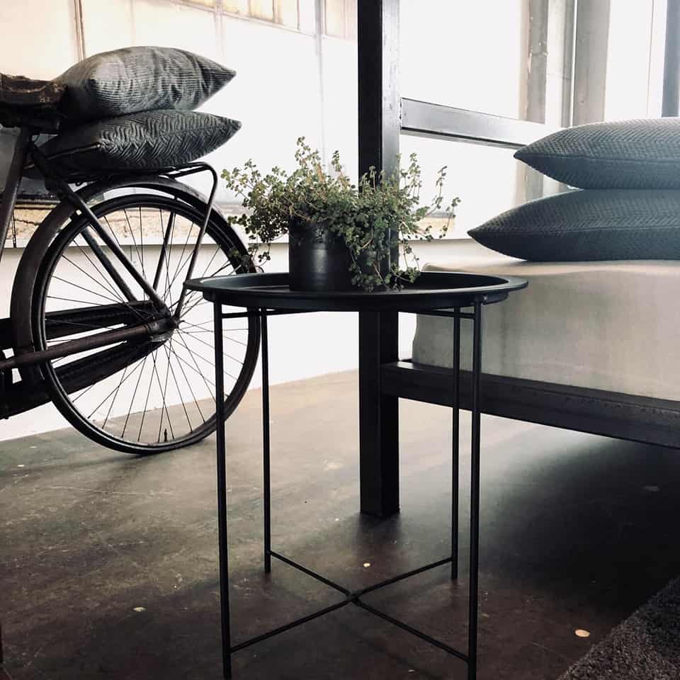 Stilrent bord i sort pulverlakeret metal  - VIAMAJA.DK