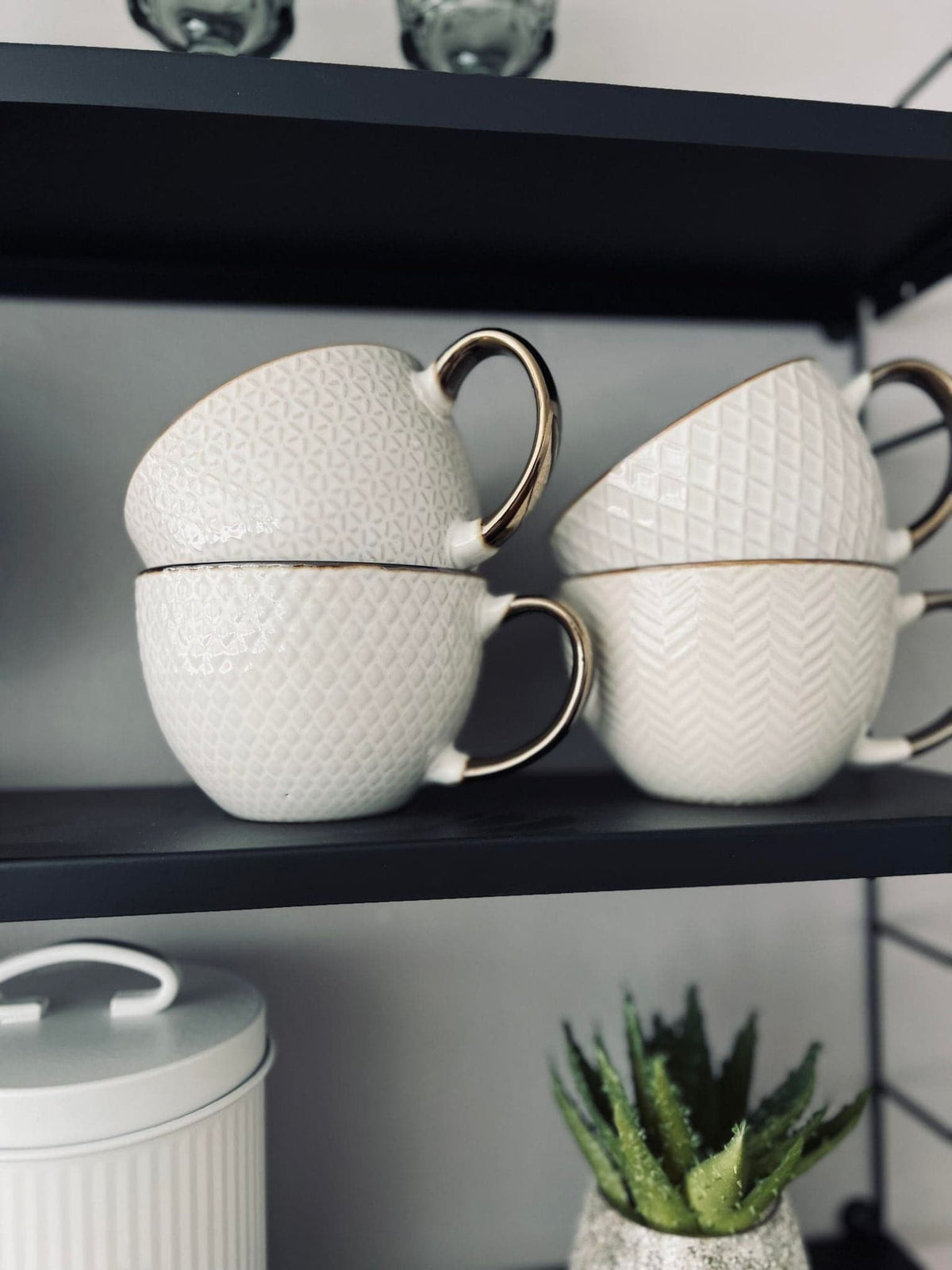 Tekop hvid porcelæn med guld hank – Mix - VIAMAJA.DK