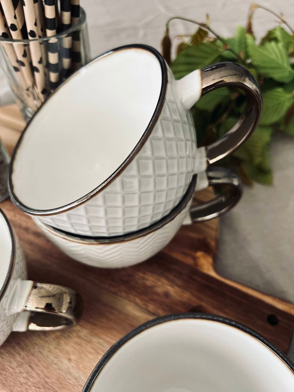 Tekop hvid porcelæn med guld hank – Mix - VIAMAJA.DK