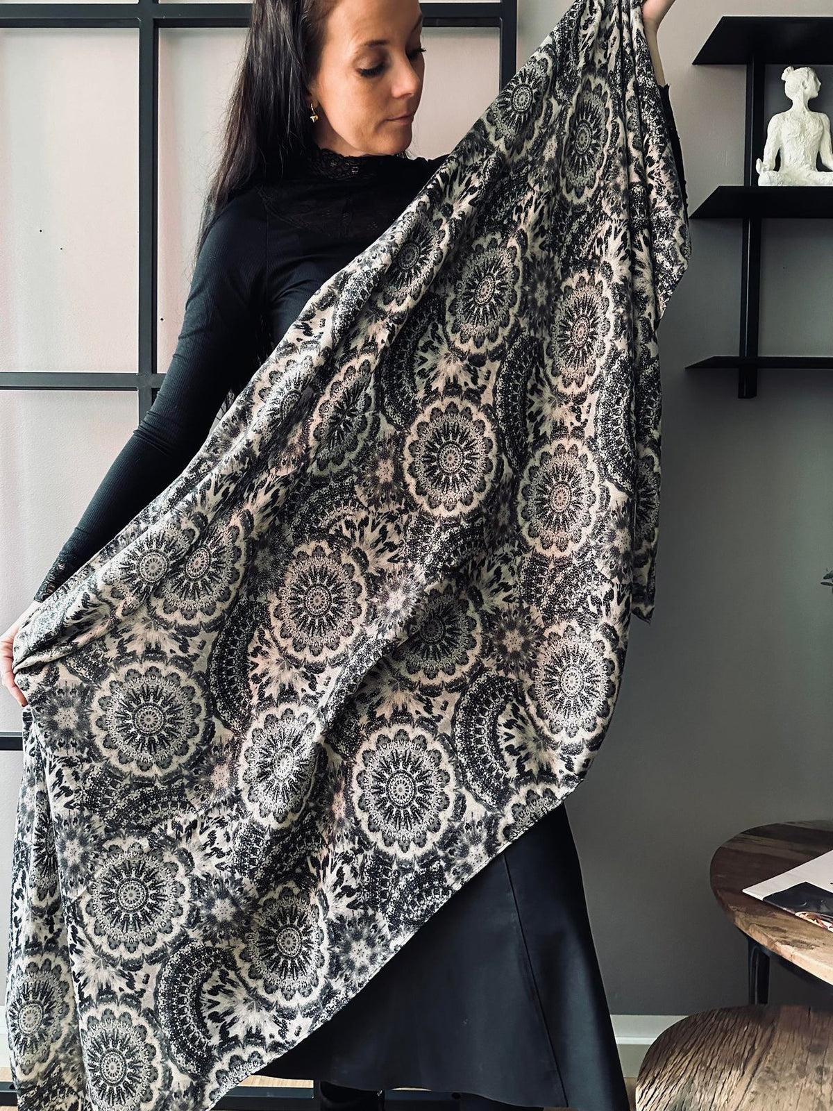Tørklæde - Mandala black - VIAMAJA.DK